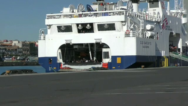 Guvernul italian este acuzat că nu lasă bărbații migranți să coboare de pe o barcă, deși femeilor și copiilor li s-a permis