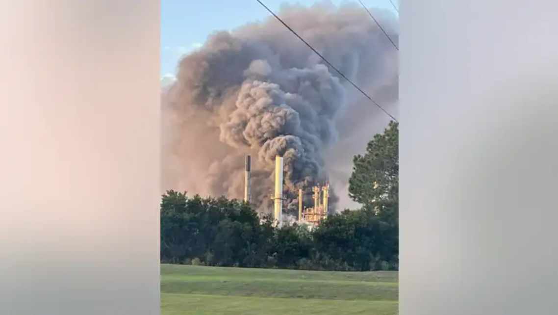 VIDEO. Incendiu uriaș la o uzină chimică din SUA. Localnicii au fost evacuați din cauza fumului toxic