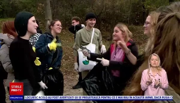 Curățenie într-o pădure din Iași. Printre gunoaie, studenții au găsit chiar și pături și pilote