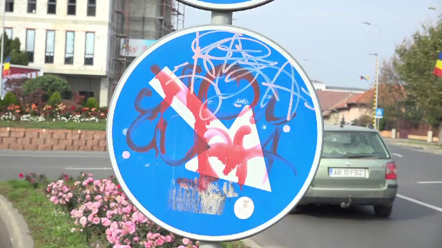 Peste 120 de indicatoare rutiere și alte bunuri din Alba Iulia au fost vopsite cu graffiti. La cât se ridică paguba