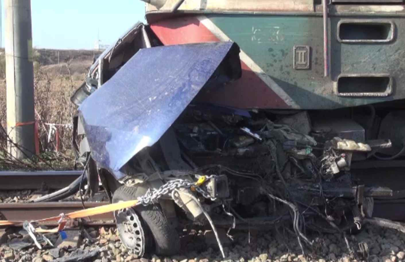 Bărbat decedat după ce mașina lui a fost lovită de tren, la Bacău. Locomotiva a târât-o 400 de metri