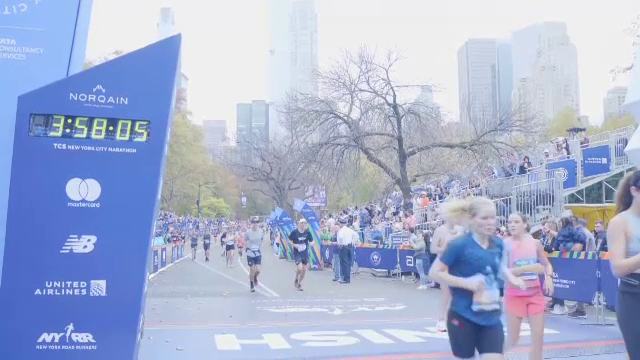 Actorul Ashton Kutcher a strâns un milion de dolari după ce a alergat 42 de kilometri la maratonul din New York