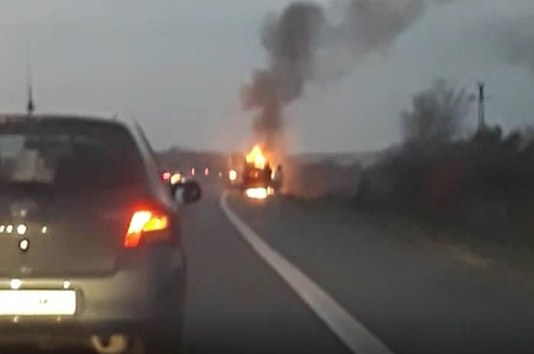 O mașină a luat foc în mers, pe autostrada București - Pitești. În autoturism se aflau trei persoane