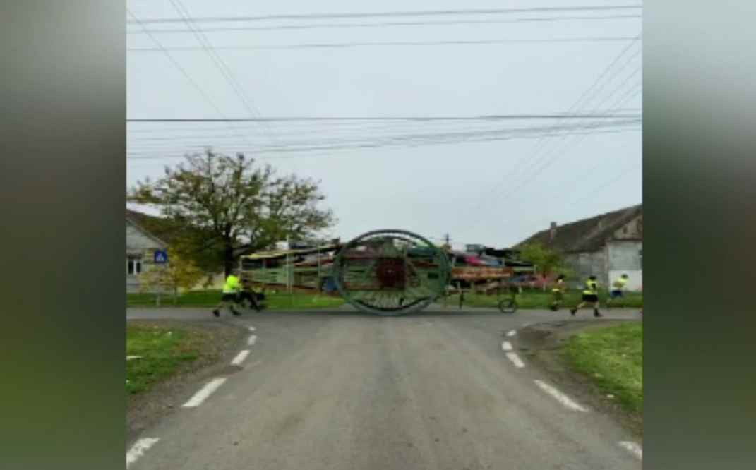 Nava care merge pe uscat, proiect cultural inedit, a ajuns și la Timișoara. Artiștii belgieni sunt pe drumuri de un an