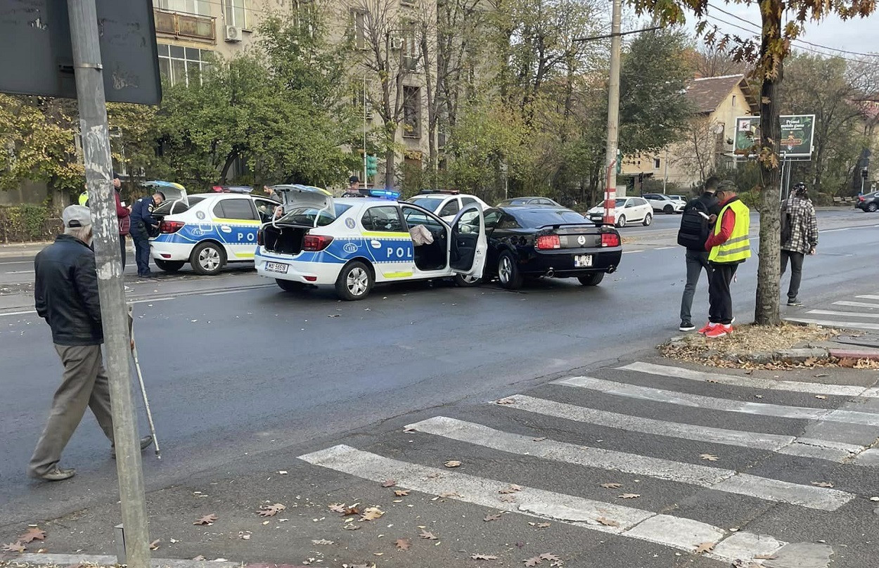 Accident grav în București, între o mașină de poliție și un alt autoturism. Doi oameni ai legii au ajuns la spital