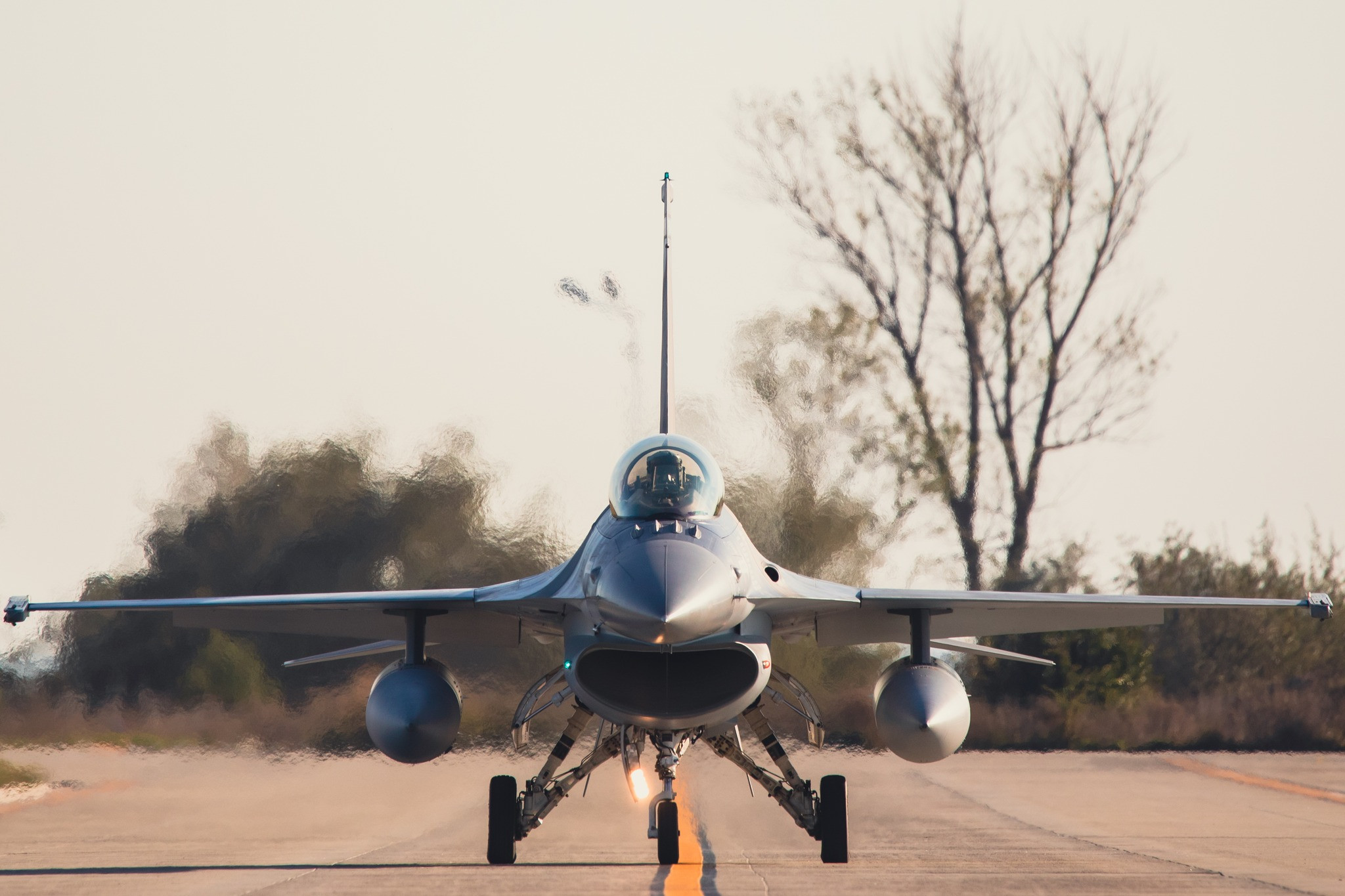 Avertisment: Avioanele de luptă F-16 Fighting Falcon ale Forțelor Aeriene Române execută zboruri la înălțimi mici
