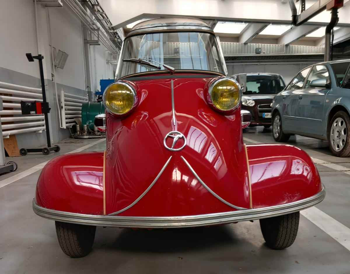 „OZN-ul” de la RAR, fotografiat în parcare. Ce viteză atinge bolidul exclusivist și ce este, de fapt