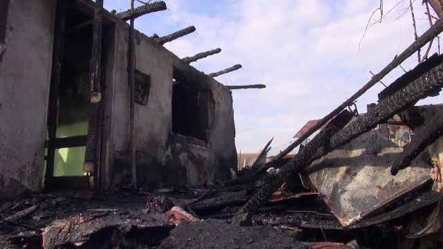 O familie din Neamț a rămas pe drumuri. Casa oamenilor a ars complet din cauza unui scurtcircuit