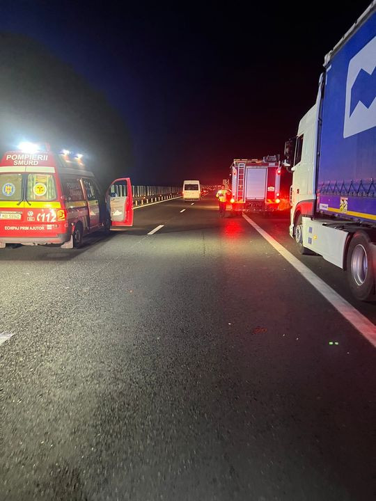 Accident între un microbuz de transport persoane şi un TIR, pe autostrada A1, în Arad