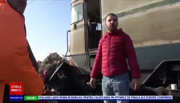 Bărbat decedat după ce mașina lui a fost lovită de tren, la Bacău. Locomotiva a târât-o 400 de metri