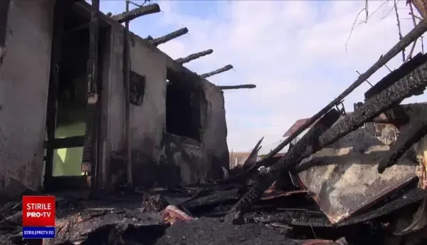 O familie din Neamț a rămas pe drumuri. Casa oamenilor a ars complet din cauza unui scurtcircuit