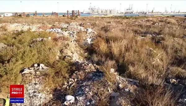 Poluare cu milioane de tone de deșeuri periculoase, investigată la Constanța. Biolog: „Ajunge și în organismul nostru”
