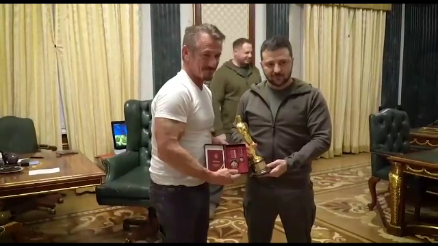 Actorul Sean Penn i-a dăruit lui Zelenski unul dintre Oscarurile sale. ”Când o să câștigați, mi-l aduci înapoi” | FOTO