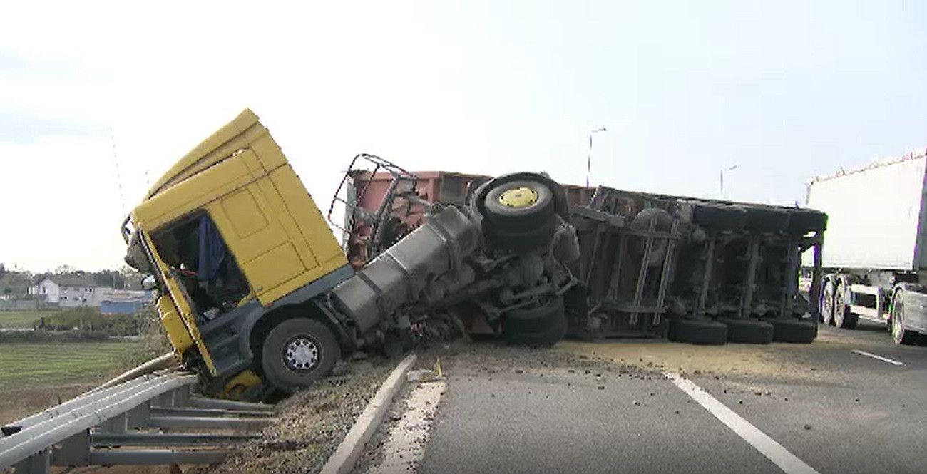 Un TIR încărcat cu orz s-a răsturnat pe A4, aproape de intrarea în Portul Constanța