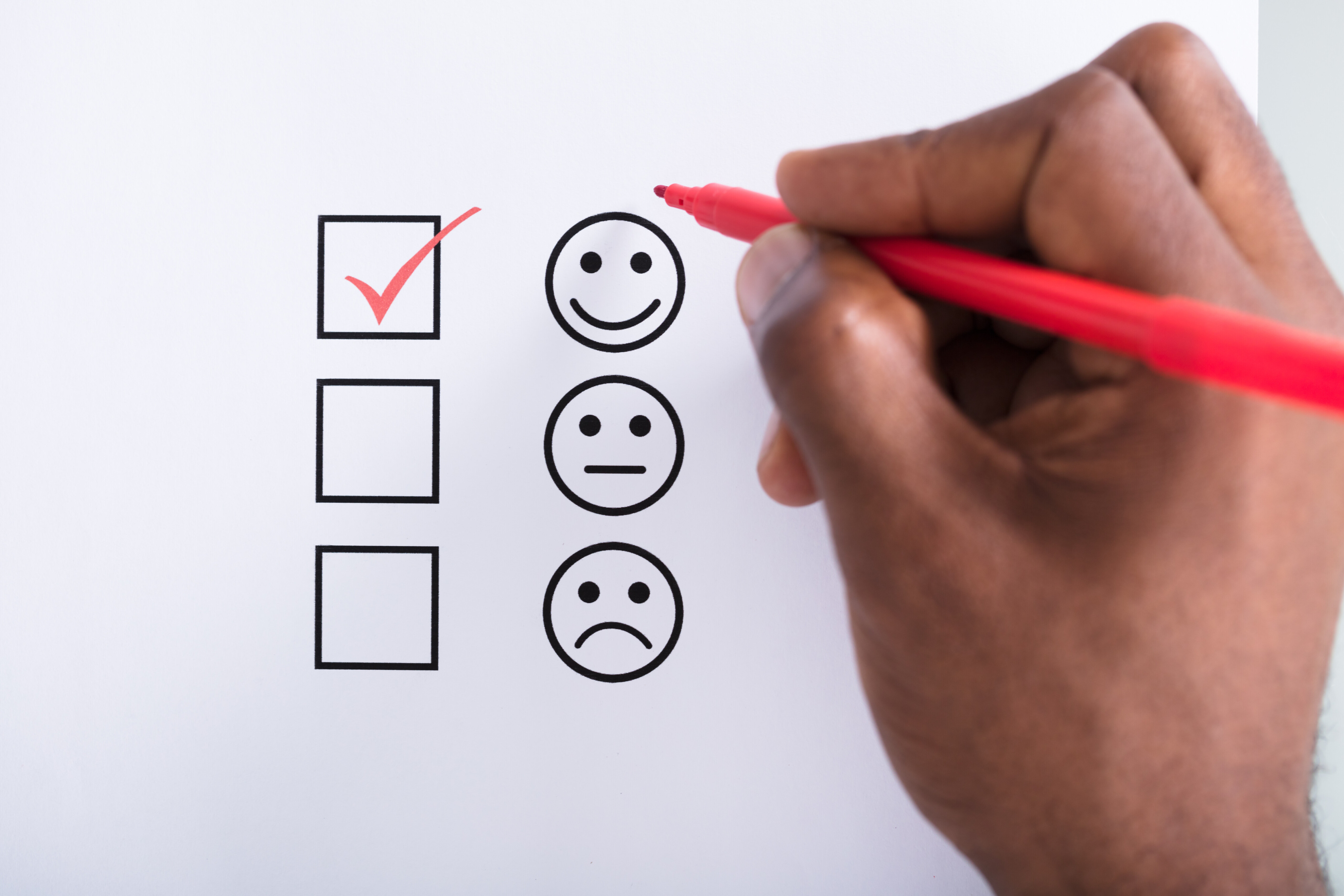 Legătura dintre pixul roșu și nivelul ridicat de stres al copiilor. Ce recomandă un expert în educație