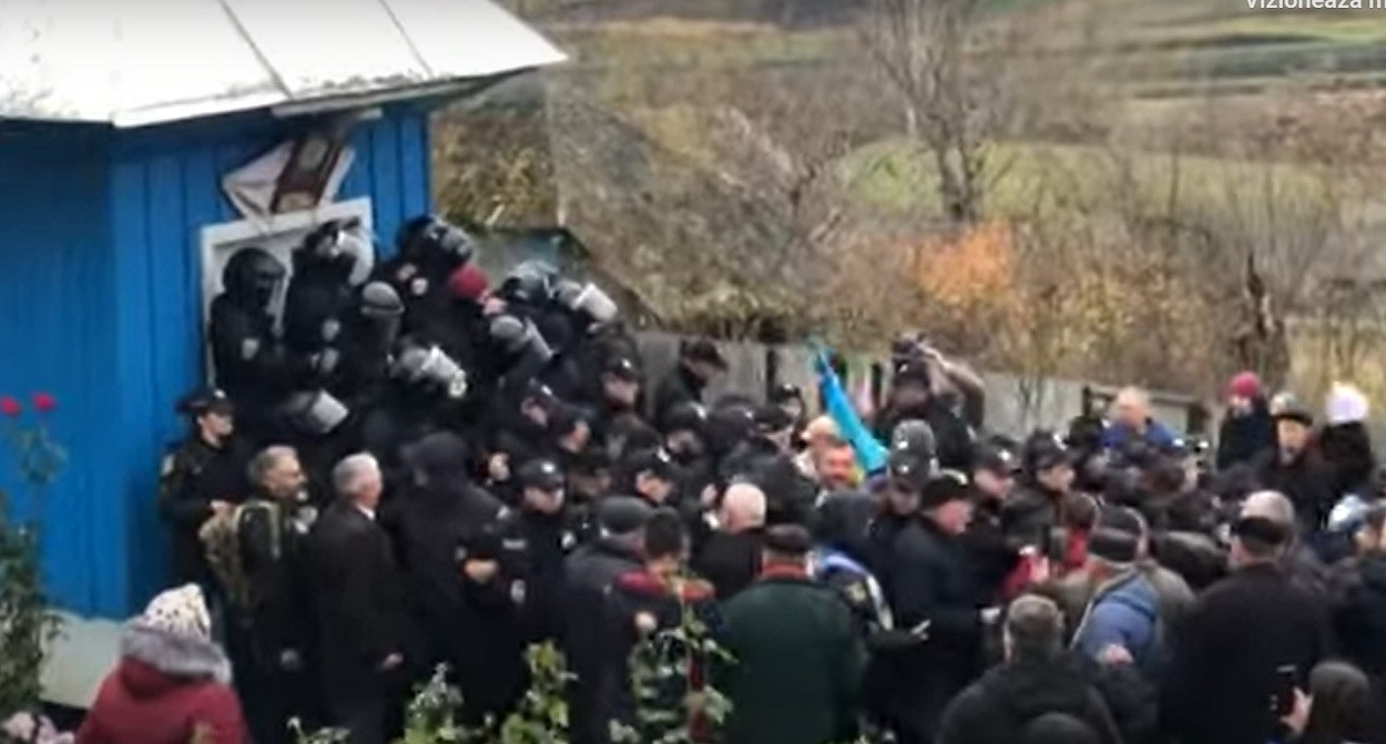 Scandal în curtea unei biserici din regiunea Cernăuți. Enoriașii s-au luat la bătaie din motive geopolitice | VIDEO