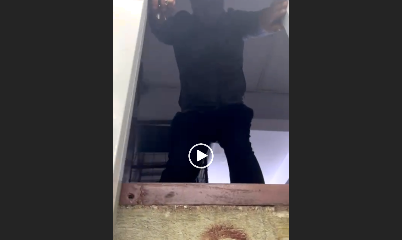 Femeie astmatică din Ploiești, blocată în lift. Depanatorul a venit cu autobuzul. „Duhnea a băutură”