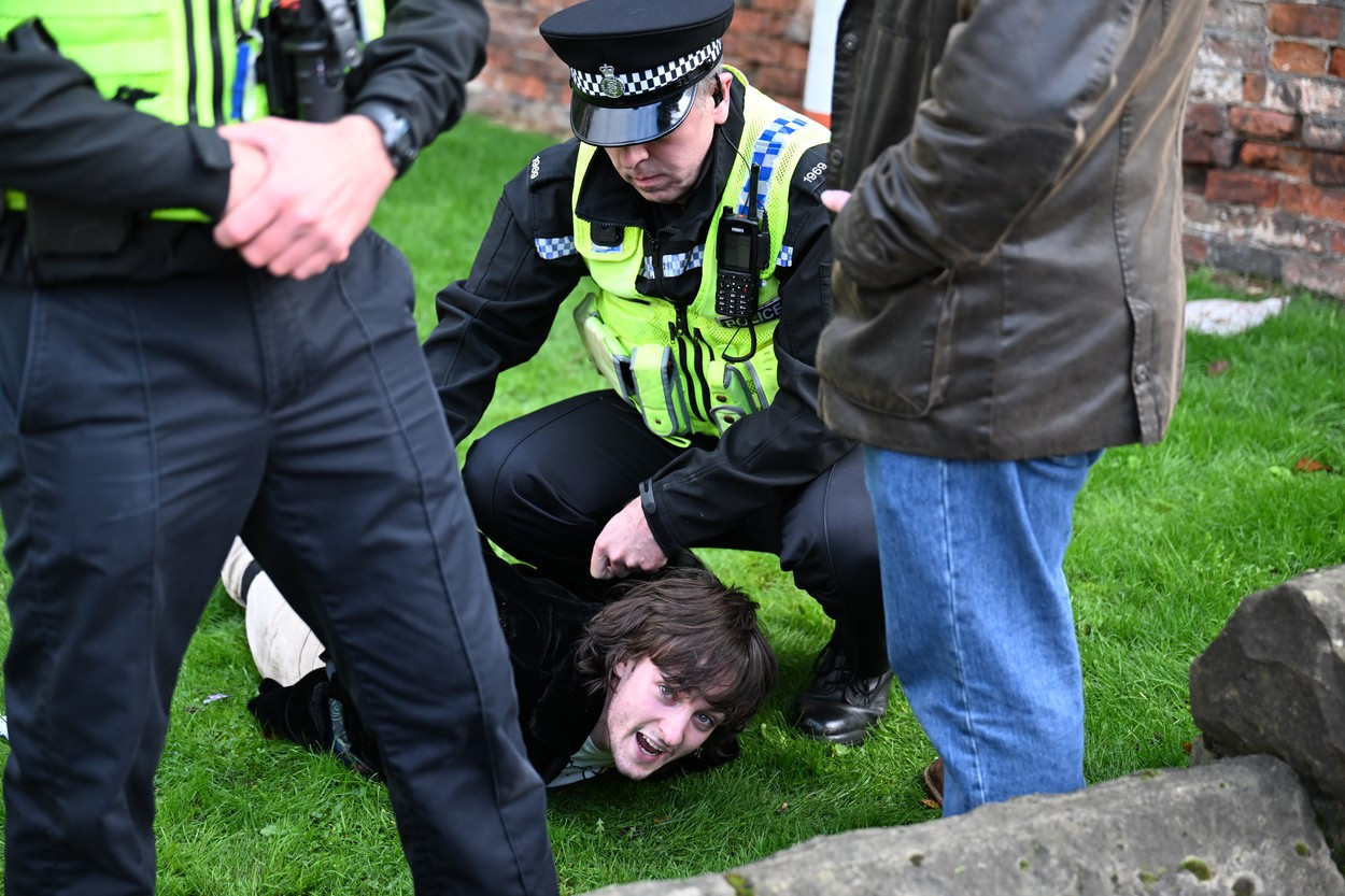 Regele Charles al III-lea și regina consoartă, atacați cu ouă în York. "Țara a fost construită pe sângele sclavilor" | VIDEO