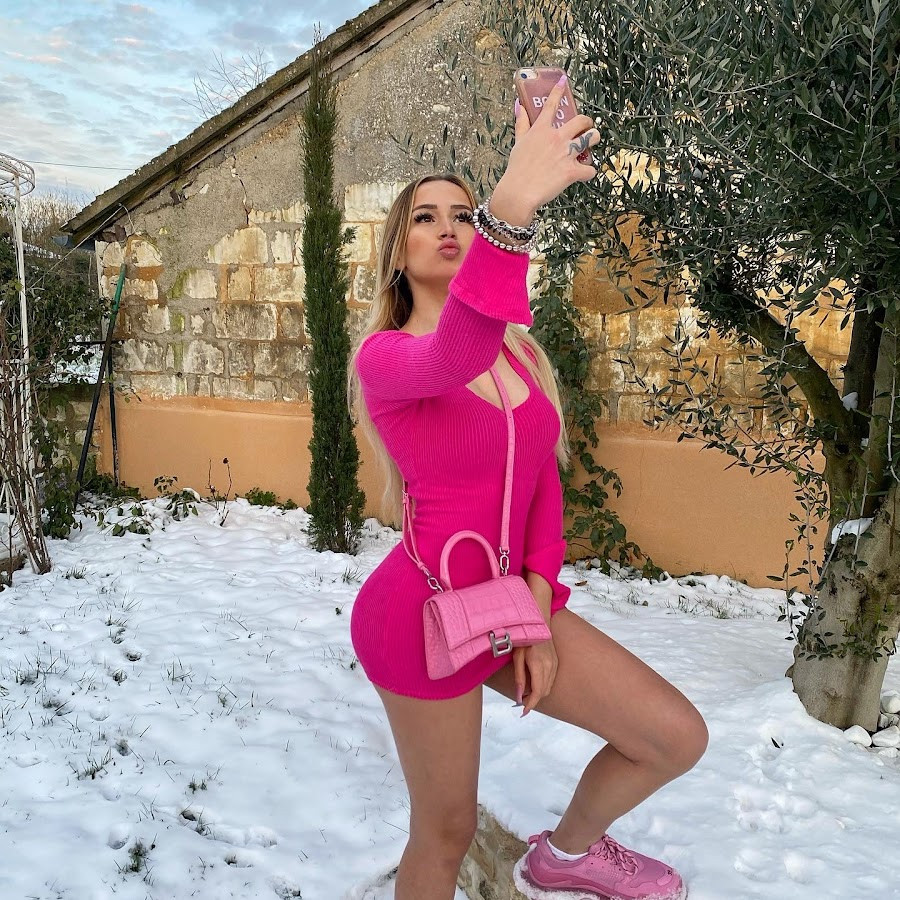 Influenceră revoltată că nu a fost lăsată să intre în restaurant din cauza decolteului. Scandalul s-a întors împotriva ei