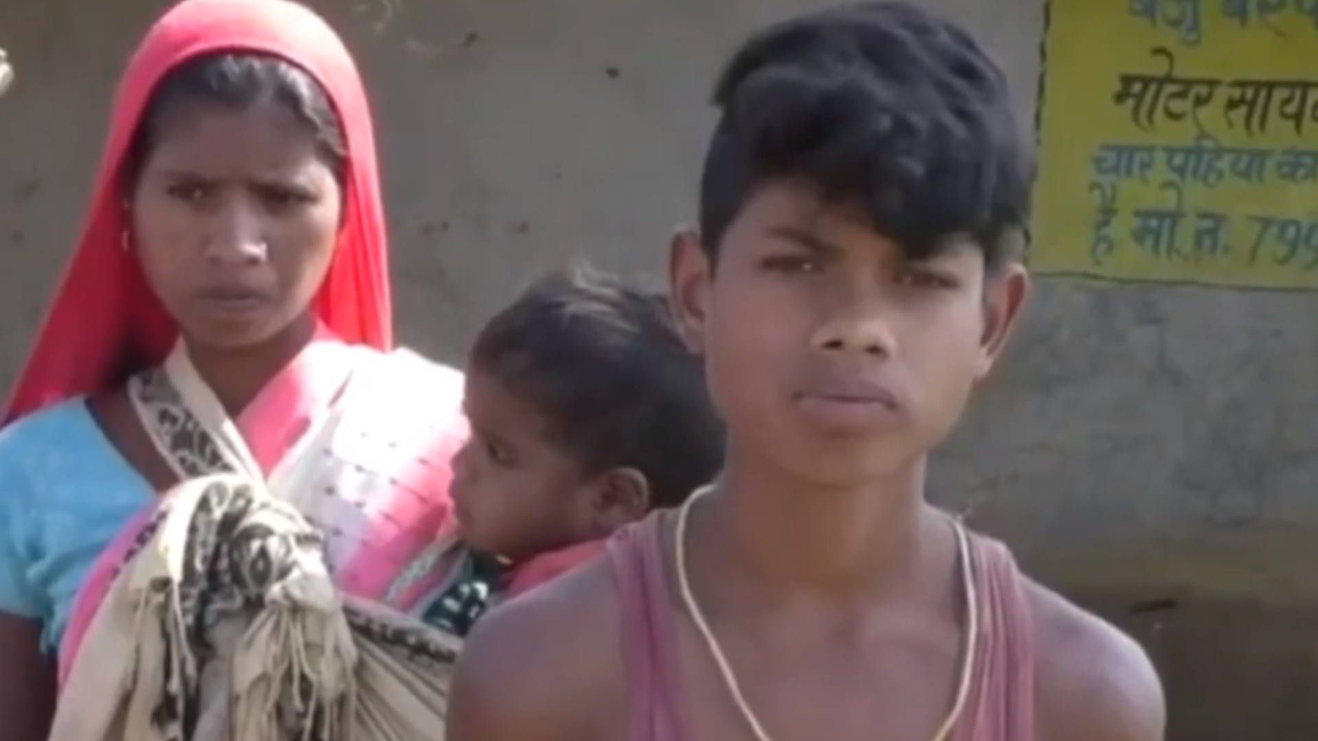 Un șarpe veninos a murit după ce a fost mușcat puternic de un băiat de 8 ani. Reptila se înfășurase în jurul brațului său