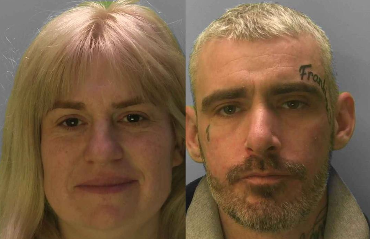 Fetiță murdară de fecale, găsită de polițiști lângă leșul unui câine, în casa părinților. În ce stare erau frații ei