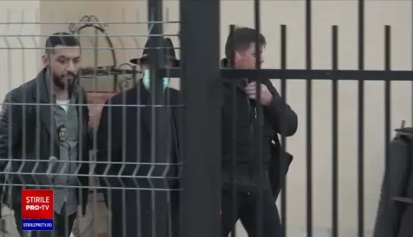 „Le învăța că nu ar trebui să aibă sex cu alte persoane, decât cu el”. Minore racolate de un pretins ambasador din Iași