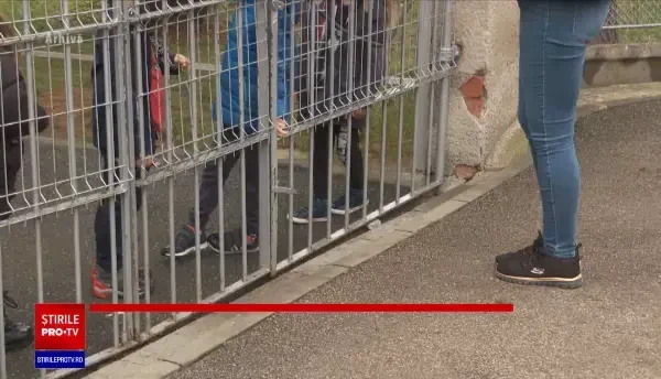 Învățământul gratuit se face în continuare pe bani în România. Părinții plătesc până la câteva sute de lei anual