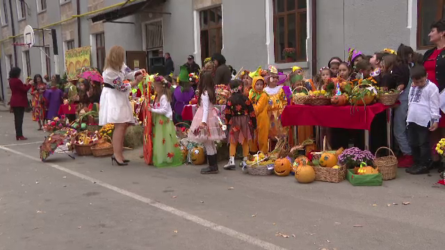 Paradă plină de culoare în curtea unei școli din Târgu Jiu. Elevii au participat la o serbare dedicată toamnei