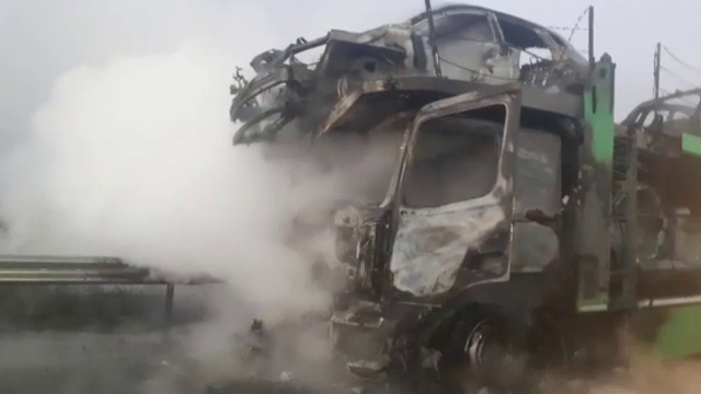 Un incendiu violent a izbucnit pe o platformă ce transporta opt mașini. Patru autoturisme, distruse de flăcări
