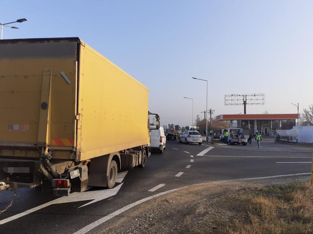 Nouă persoane au fost rănite în urma ciocnirii dintre un microbuz și un autoturism, pe DN2, în Vrancea