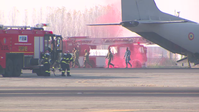 Antrenament pe Aeroportul Otopeni. Pompierii au simulat un incendiu la o aeronavă Spartan
