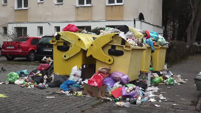 Munți de gunoaie au apărut în mai multe cartiere din Târgu Mureș. Care ar fi cauza