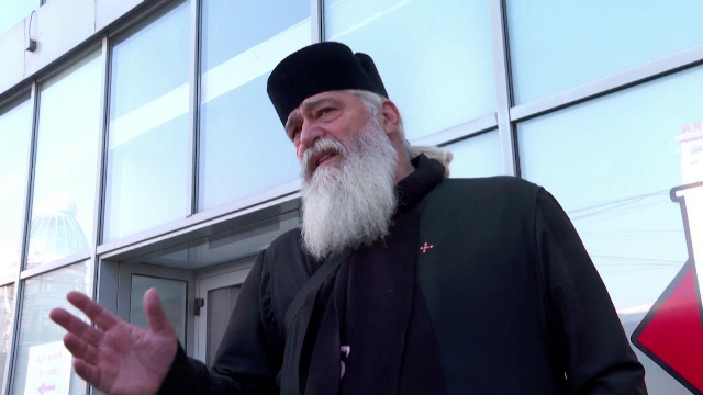 Primele declarații ale părintelui Calistrat, filmat în timp ce lovește o femeie: „Mi-au zis că sunt un gunoi”