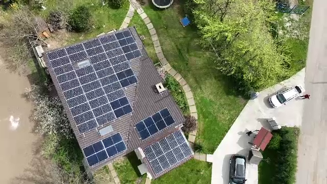 Întârzieri mari la instalarea panourilor fotovoltaice în România. Și prețurile au crescut