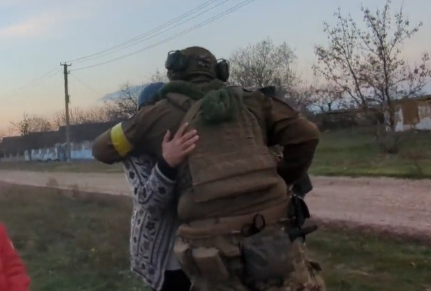 Cum reacționează ucrainenii din zonele eliberate de ruși. VIDEO emoționant