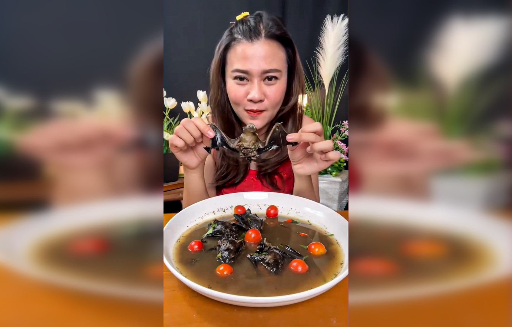 Ce a pățit o femeie după ce s-a filmat mâncând supă de liliac. „Este un comportament foarte riscant”