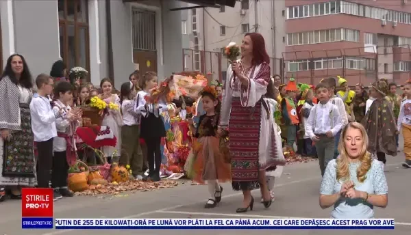 Paradă plină de culoare în curtea unei școli din Târgu Jiu. Elevii au participat la o serbare dedicată toamnei