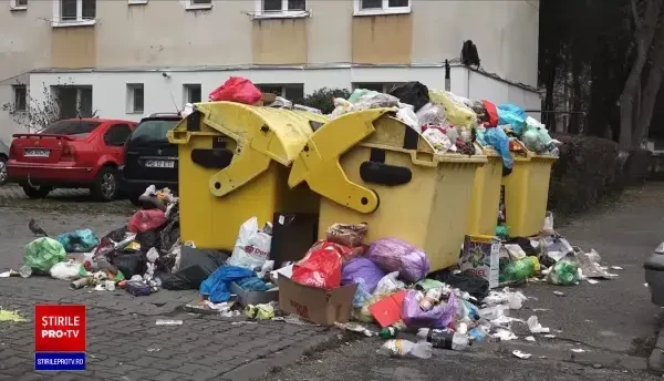 Munți de gunoaie au apărut în mai multe cartiere din Târgu Mureș. Care ar fi cauza