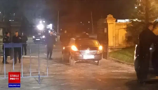 Un bărbat a intrat cu maşina în porţile de acces ale Palatului Parlamentului. A fost încătușat și transportat la spital