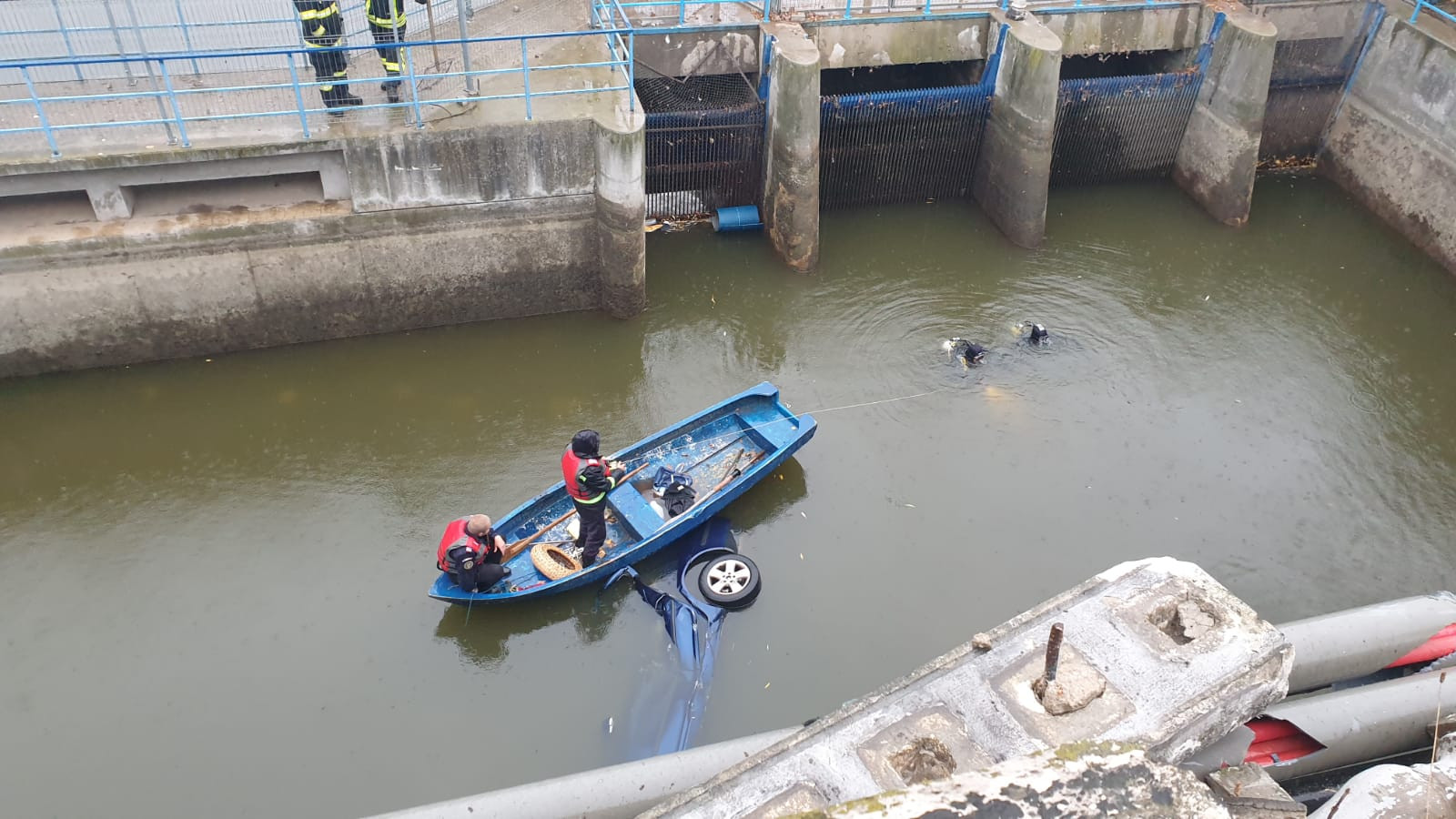 Mașină scufundată în lacul Floreasca: Două victime transportate la spital
