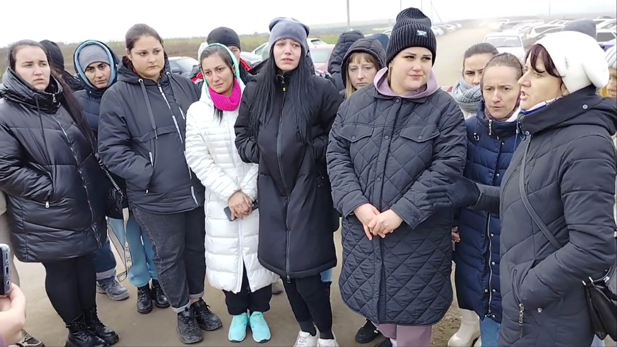 Scene dramatice. Soțiile soldaților ruși s-au dus la granița cu Ucraina și cer să-și ia bărbații înapoi acasă