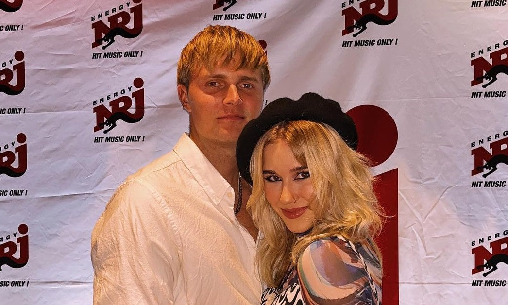 Femeia care s-a căsătorit cu fratele vitreg. Spune că mama sa a încurajat-o să își urmeze inima