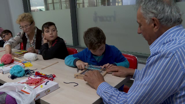 Experiment inedit într-un centru comunitar. Mai mulți bunici și-au petrecut timpul alături de copii cu nevoie de ajutor