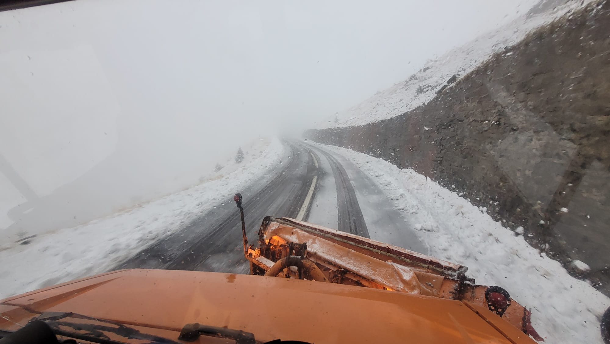 Imagini cu deszăpezirea de pe Transfăgărășan. Cât măsoară stratul de zăpadă FOTO, VIDEO