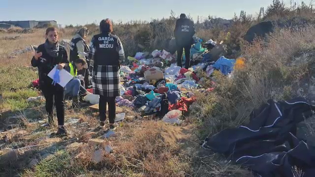 Zeci de gropi de gunoi clandestine, descoperite în Constanța. Procurorii au deschis dosar penal