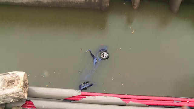 Cei doi cetățeni francezi care au plonjat cu mașina în lacul Floreasca din Capitală ar fi consumat alcool