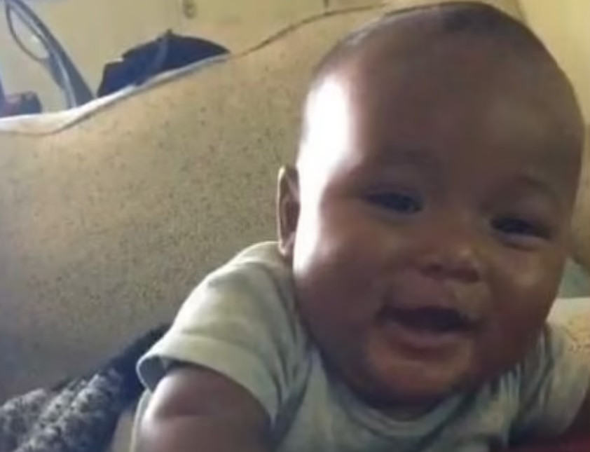 Un bebeluș de nouă luni a murit împușcat la o plimbare cu părinții