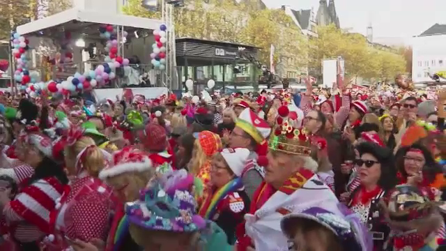 A începutul sezonul carnavalurilor în Germania. Startul s-a dat în Koln unde sute de oameni costumați au cântat și au dansat