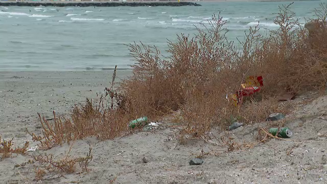 Vântul puternic face ravagii pe litoral. Plajele s-au umplut de gunoaie