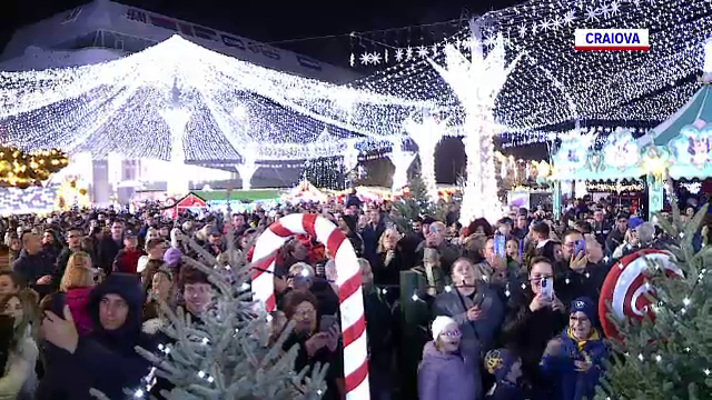 Milioane de luminițe au fost aprinse. Două dintre cele mai frumoase târguri de Crăciun din România s-au deschis